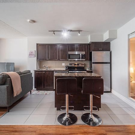 Spacious 2 Bedroom Plus Den, 2 Bath, Sleeps 5 With Balcony And Lakeview Downtown Toronto Condo エクステリア 写真