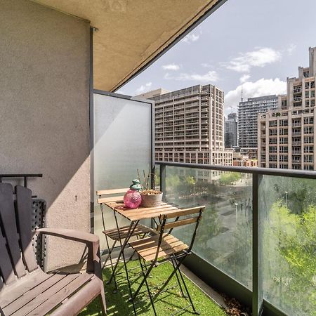 Spacious 2 Bedroom Plus Den, 2 Bath, Sleeps 5 With Balcony And Lakeview Downtown Toronto Condo エクステリア 写真