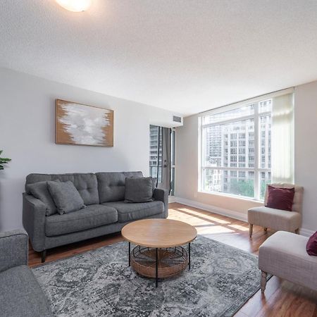 Spacious 2 Bedroom Plus Den, 2 Bath, Sleeps 5 With Balcony And Lakeview Downtown Toronto Condo エクステリア 写真