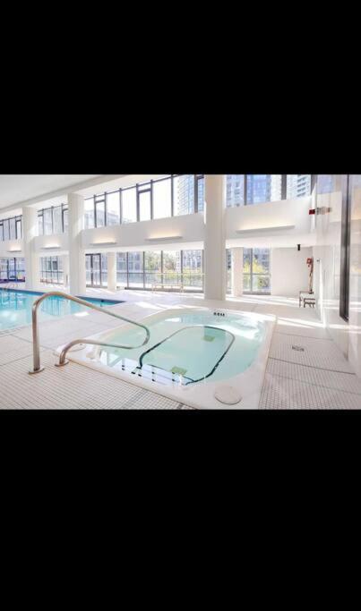 Spacious 2 Bedroom Plus Den, 2 Bath, Sleeps 5 With Balcony And Lakeview Downtown Toronto Condo エクステリア 写真