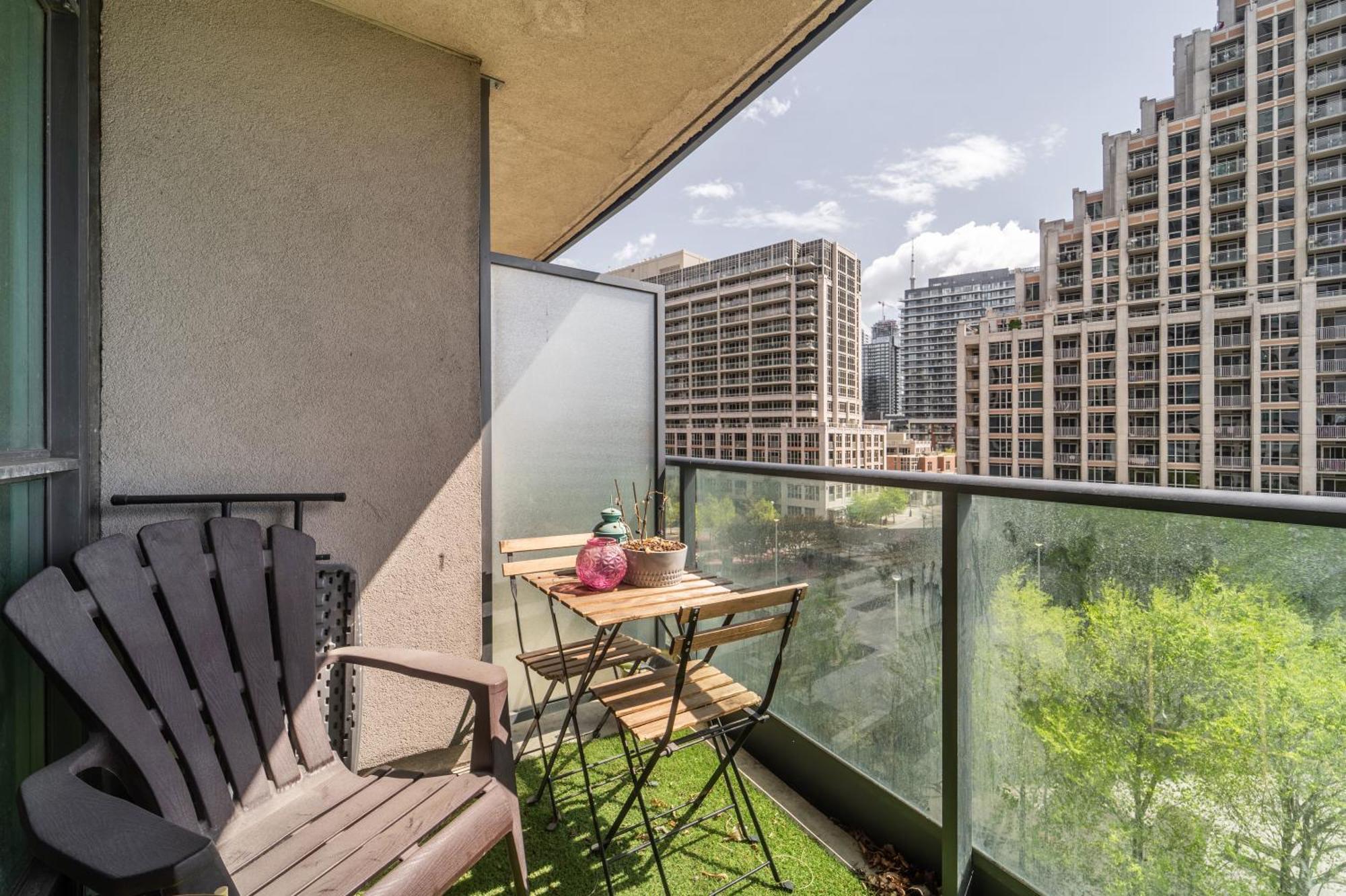 Spacious 2 Bedroom Plus Den, 2 Bath, Sleeps 5 With Balcony And Lakeview Downtown Toronto Condo エクステリア 写真
