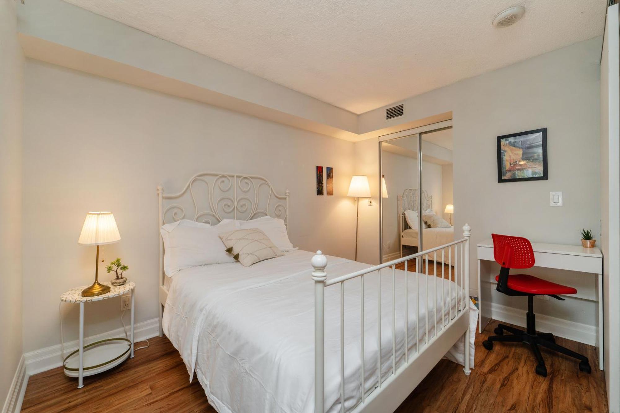 Spacious 2 Bedroom Plus Den, 2 Bath, Sleeps 5 With Balcony And Lakeview Downtown Toronto Condo エクステリア 写真