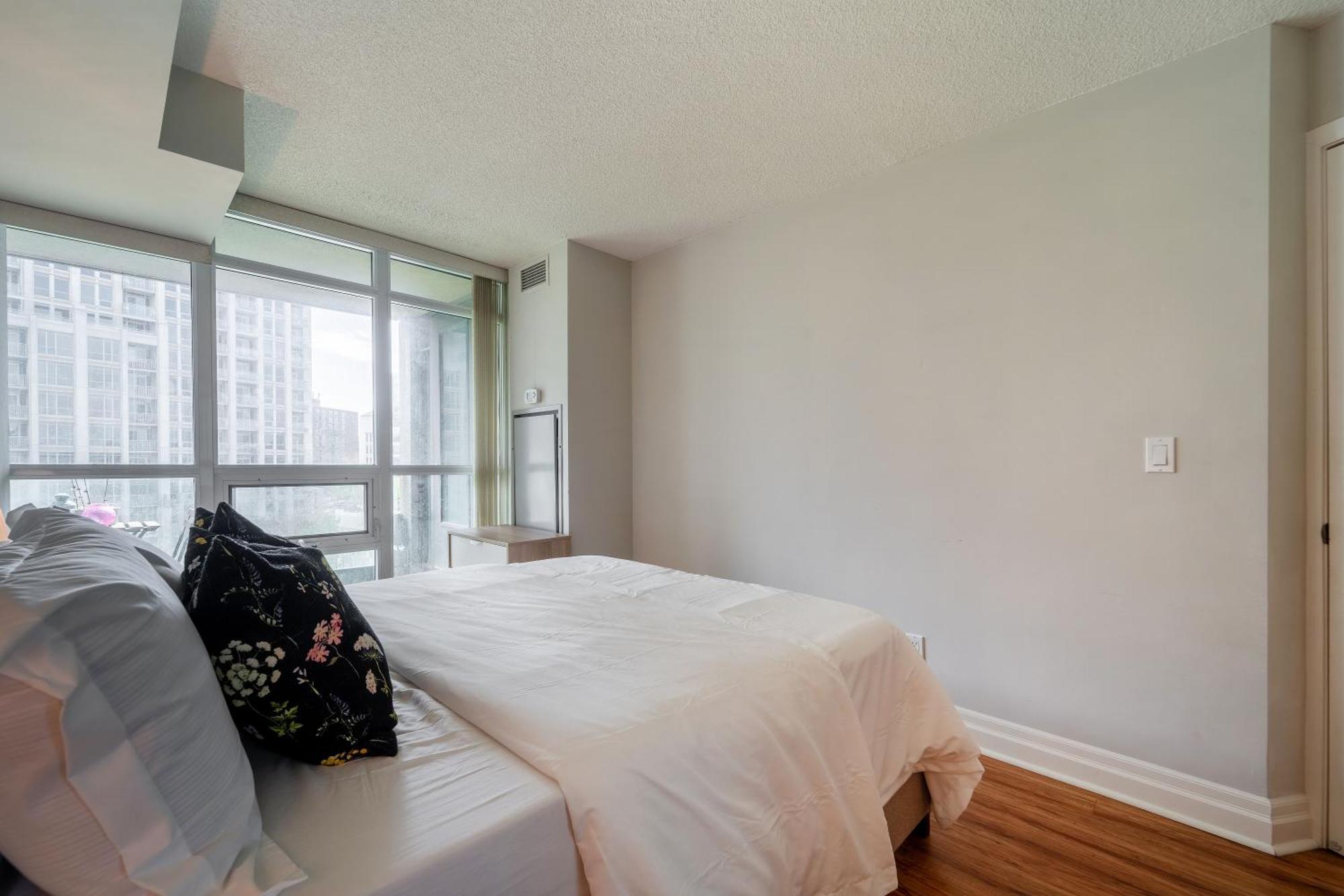 Spacious 2 Bedroom Plus Den, 2 Bath, Sleeps 5 With Balcony And Lakeview Downtown Toronto Condo エクステリア 写真