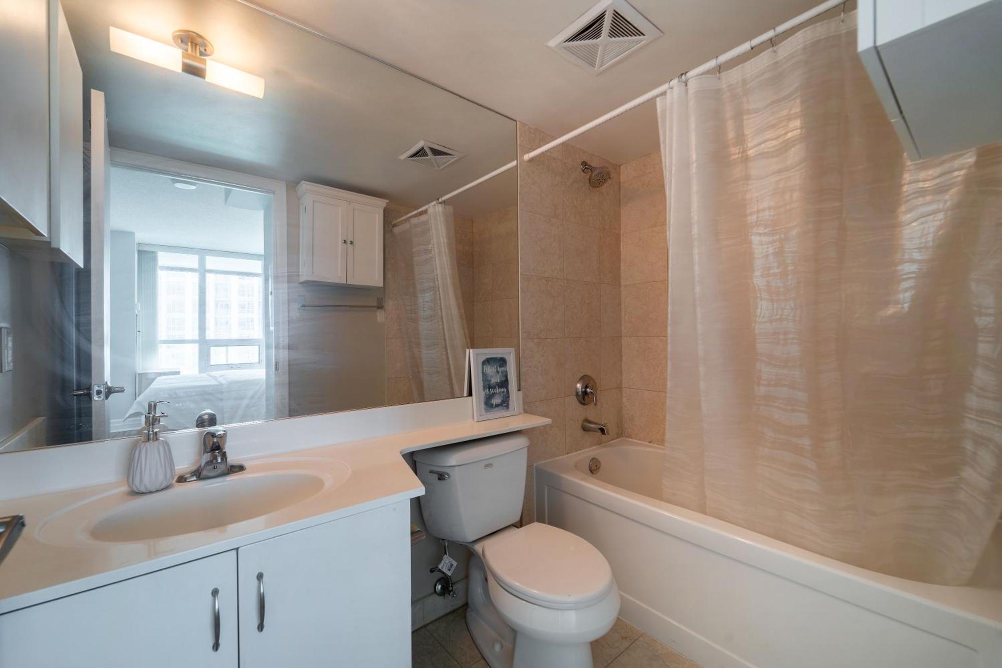 Spacious 2 Bedroom Plus Den, 2 Bath, Sleeps 5 With Balcony And Lakeview Downtown Toronto Condo エクステリア 写真