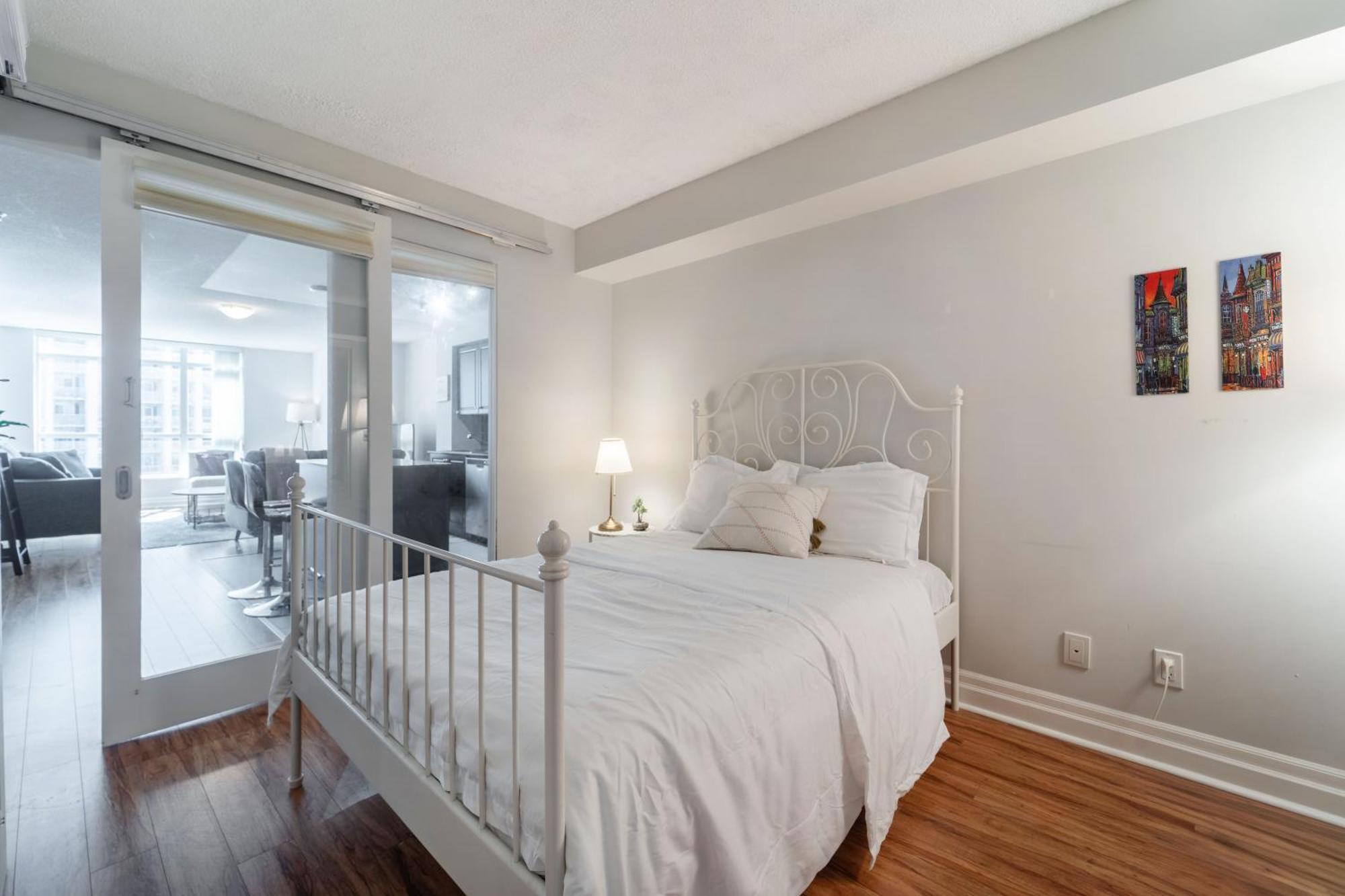 Spacious 2 Bedroom Plus Den, 2 Bath, Sleeps 5 With Balcony And Lakeview Downtown Toronto Condo エクステリア 写真