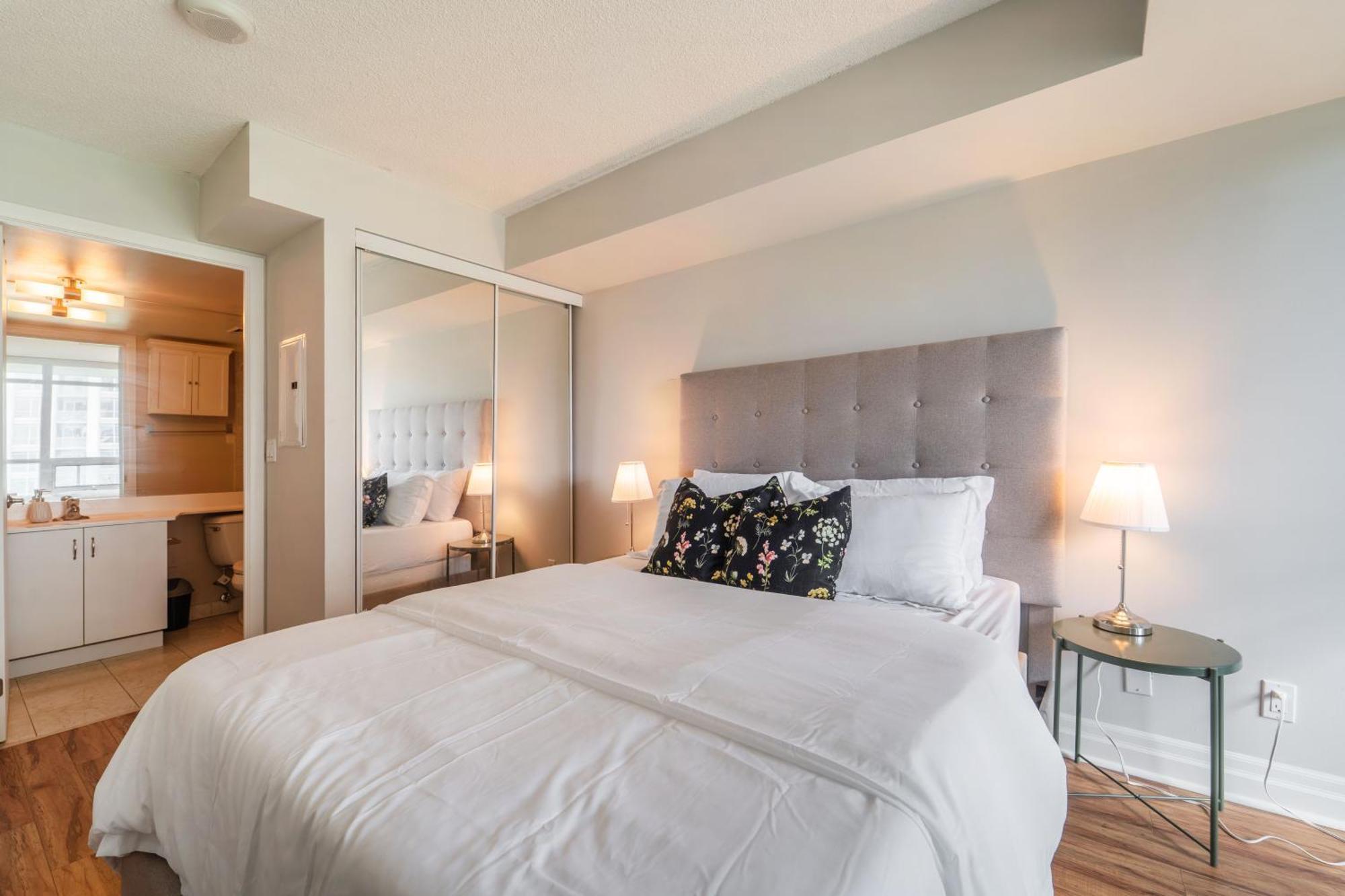 Spacious 2 Bedroom Plus Den, 2 Bath, Sleeps 5 With Balcony And Lakeview Downtown Toronto Condo エクステリア 写真