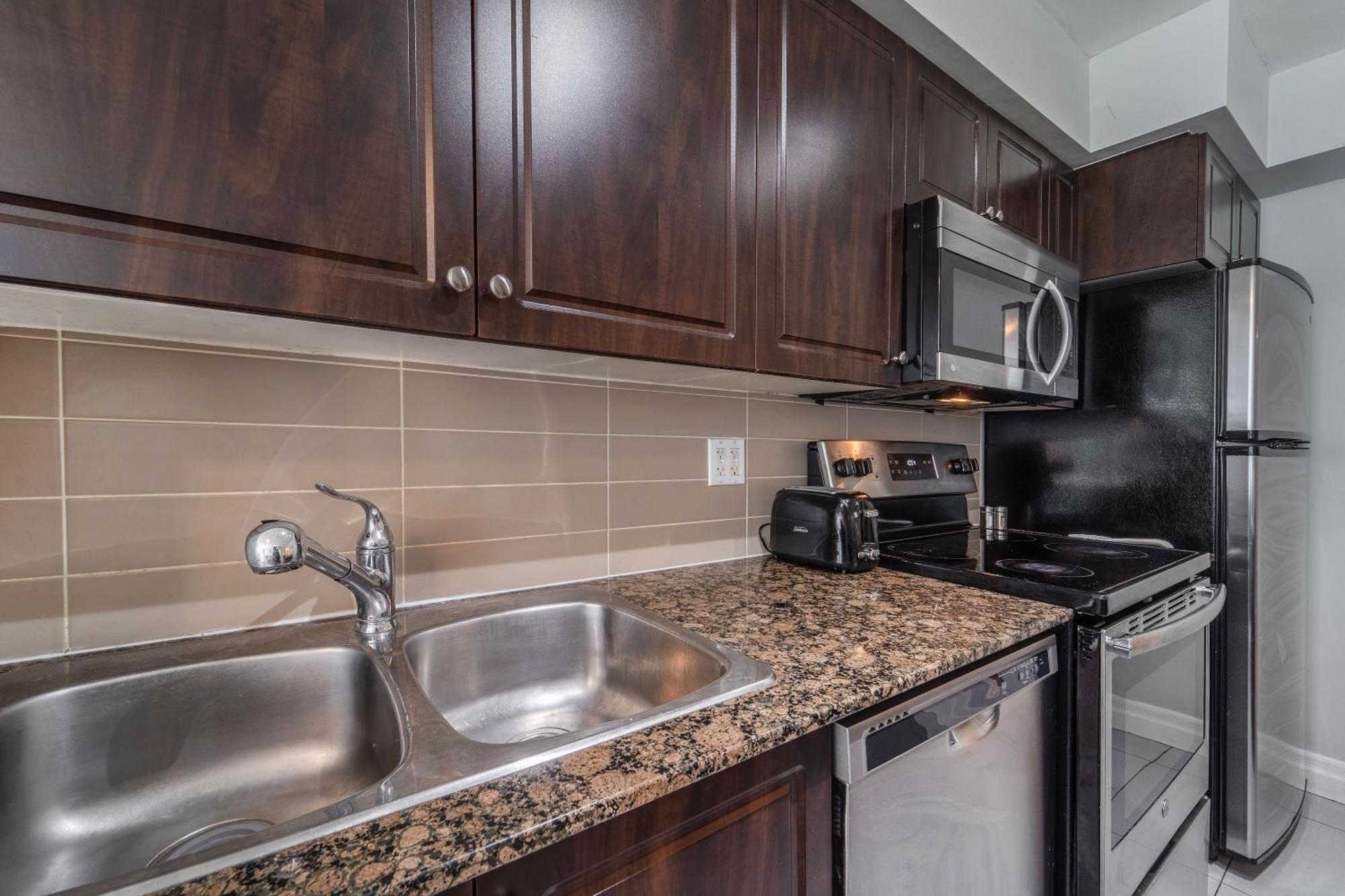 Spacious 2 Bedroom Plus Den, 2 Bath, Sleeps 5 With Balcony And Lakeview Downtown Toronto Condo エクステリア 写真