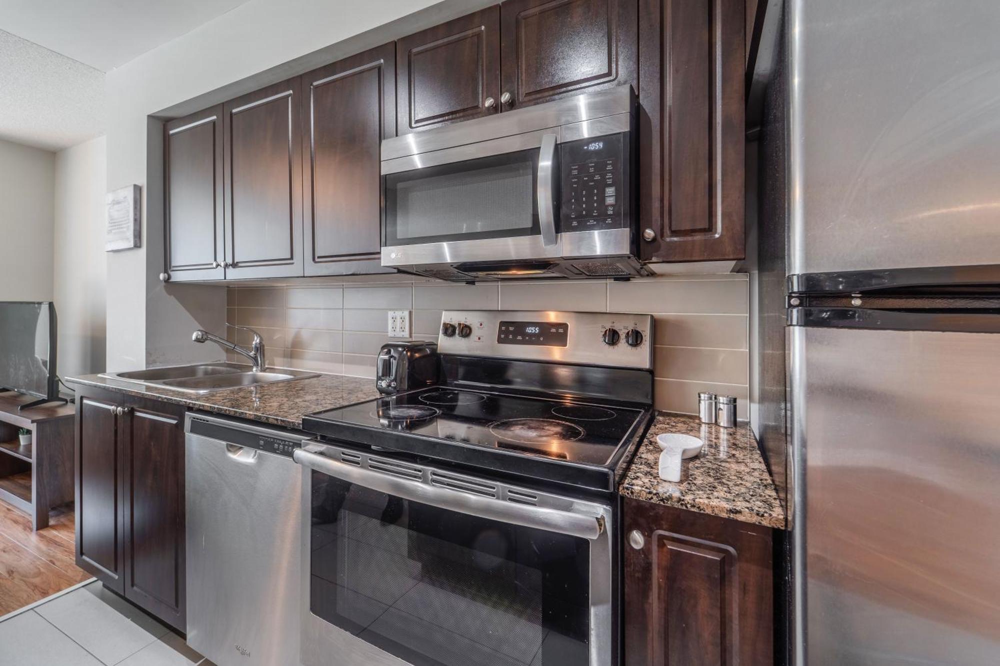 Spacious 2 Bedroom Plus Den, 2 Bath, Sleeps 5 With Balcony And Lakeview Downtown Toronto Condo エクステリア 写真
