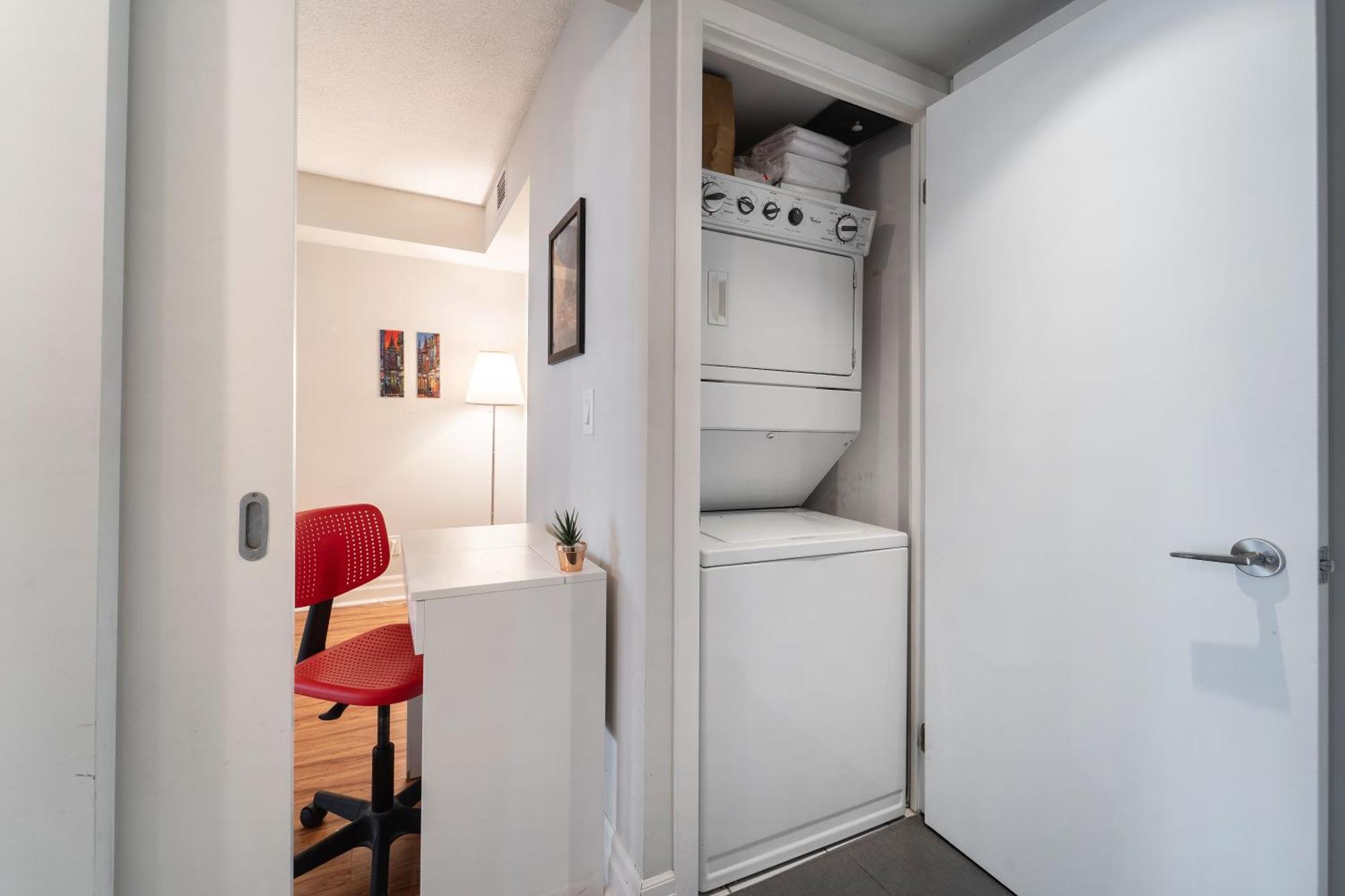 Spacious 2 Bedroom Plus Den, 2 Bath, Sleeps 5 With Balcony And Lakeview Downtown Toronto Condo エクステリア 写真