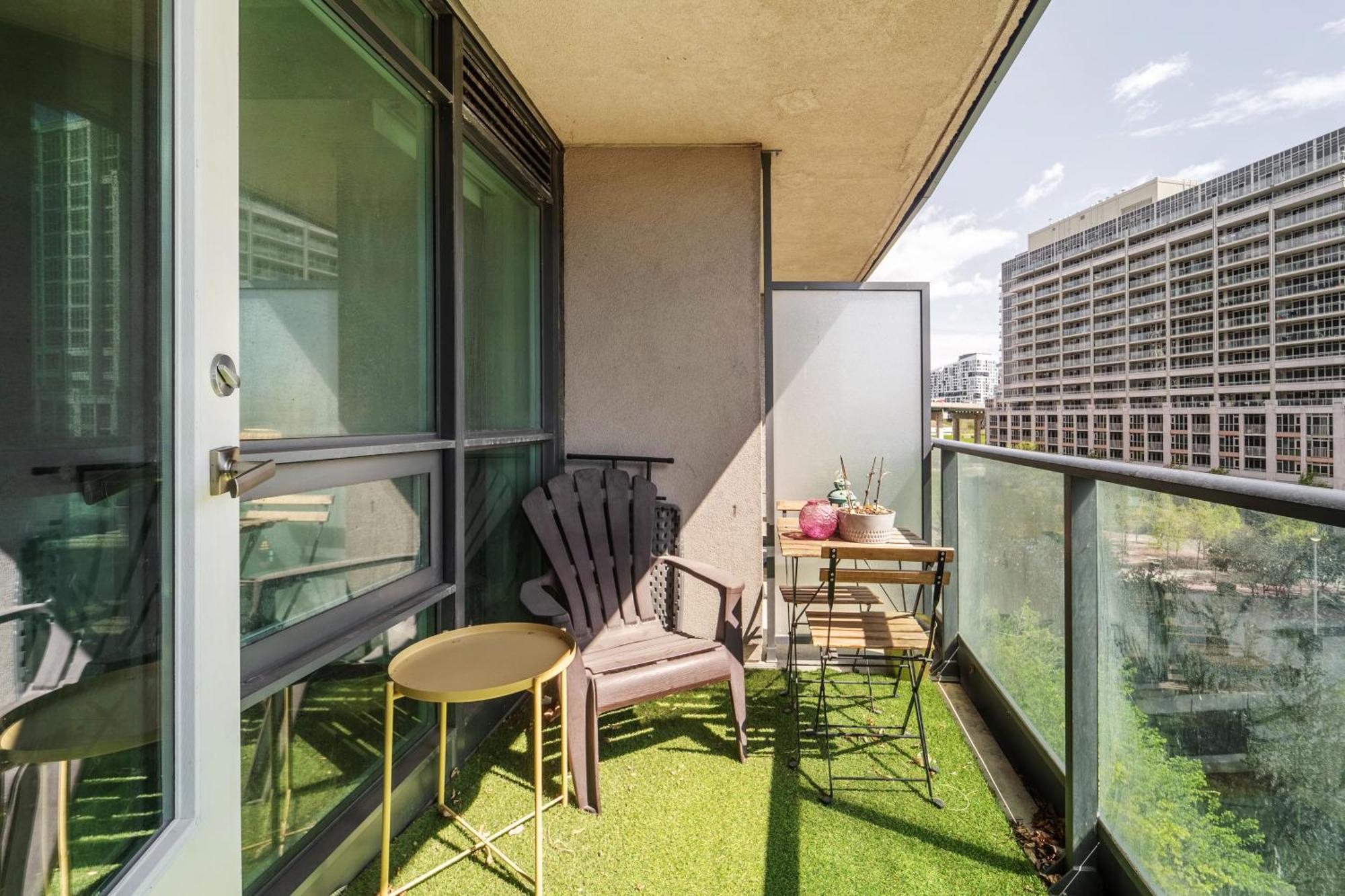 Spacious 2 Bedroom Plus Den, 2 Bath, Sleeps 5 With Balcony And Lakeview Downtown Toronto Condo エクステリア 写真