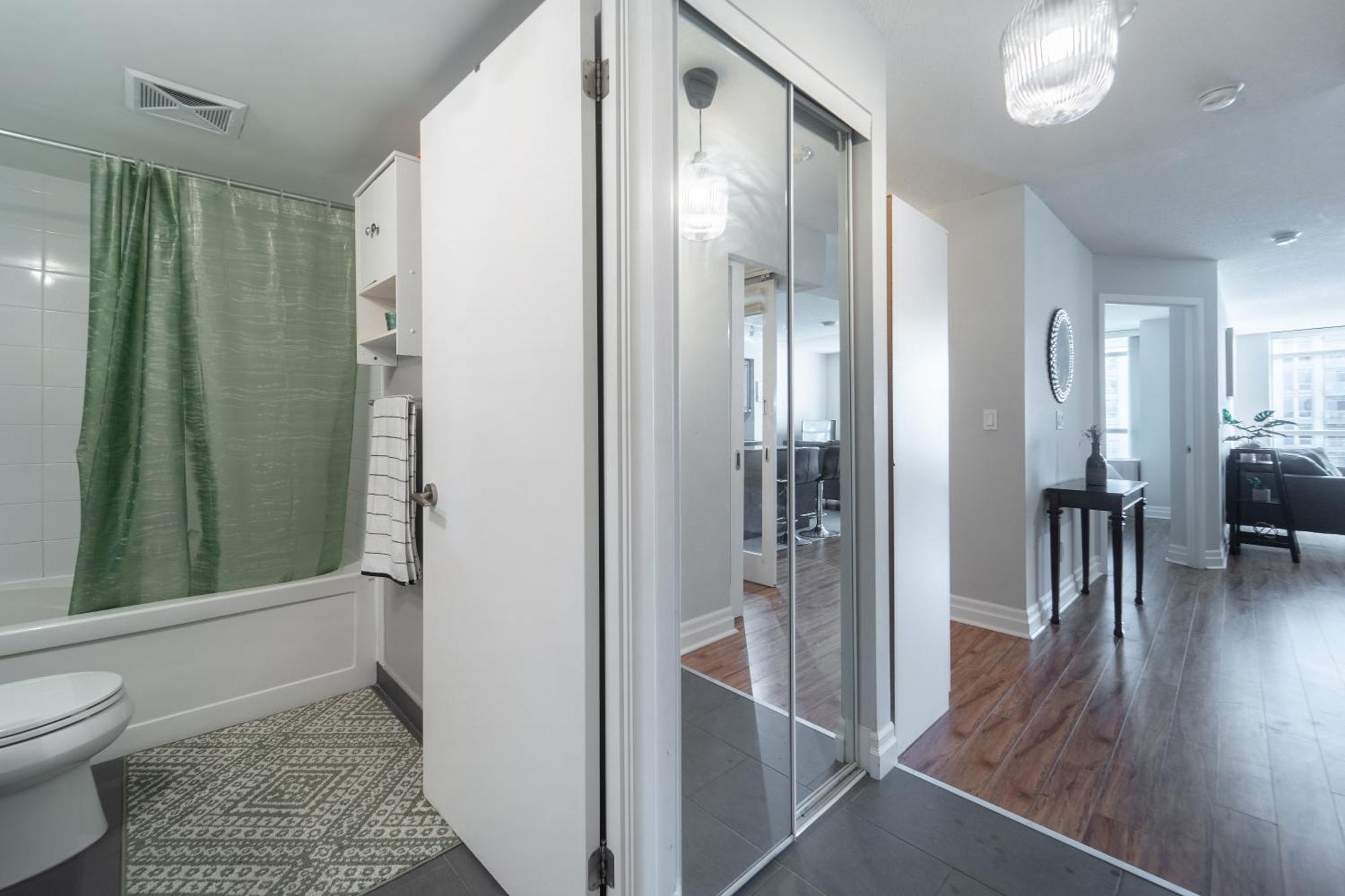 Spacious 2 Bedroom Plus Den, 2 Bath, Sleeps 5 With Balcony And Lakeview Downtown Toronto Condo エクステリア 写真