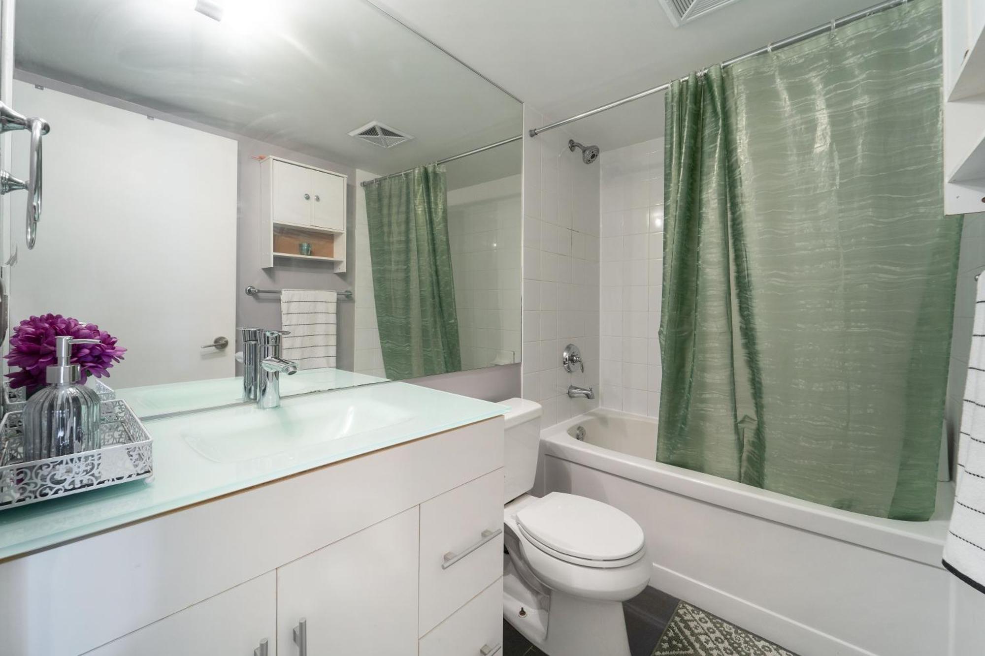 Spacious 2 Bedroom Plus Den, 2 Bath, Sleeps 5 With Balcony And Lakeview Downtown Toronto Condo エクステリア 写真