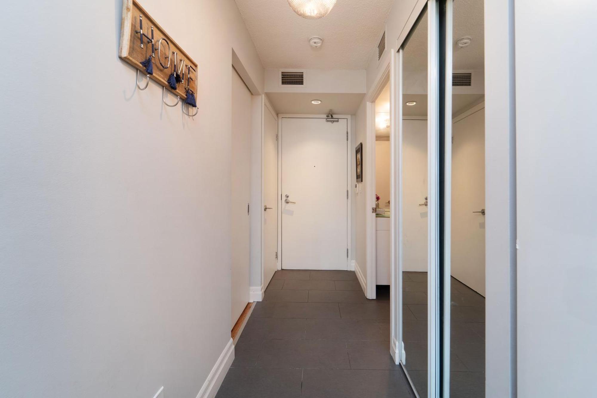 Spacious 2 Bedroom Plus Den, 2 Bath, Sleeps 5 With Balcony And Lakeview Downtown Toronto Condo エクステリア 写真