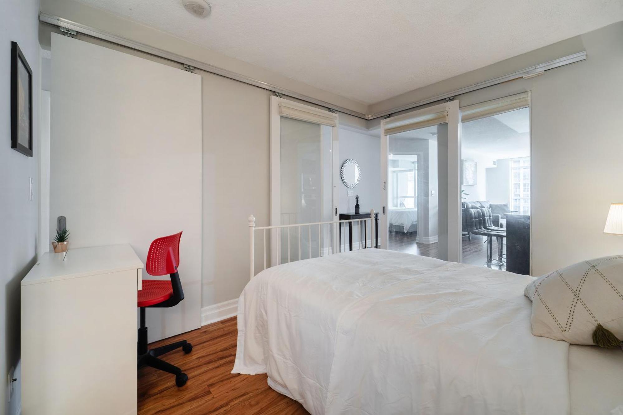 Spacious 2 Bedroom Plus Den, 2 Bath, Sleeps 5 With Balcony And Lakeview Downtown Toronto Condo エクステリア 写真