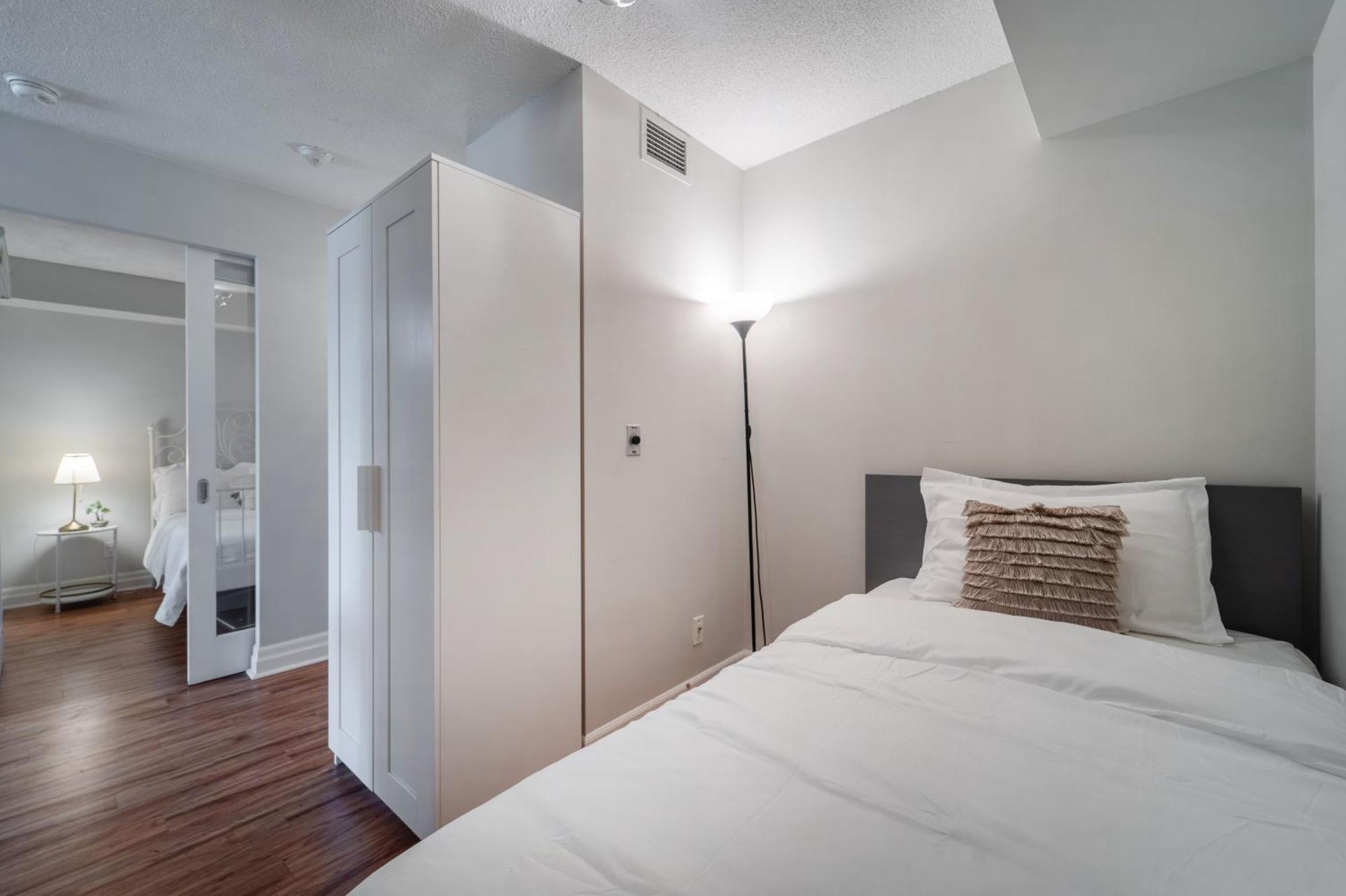 Spacious 2 Bedroom Plus Den, 2 Bath, Sleeps 5 With Balcony And Lakeview Downtown Toronto Condo エクステリア 写真