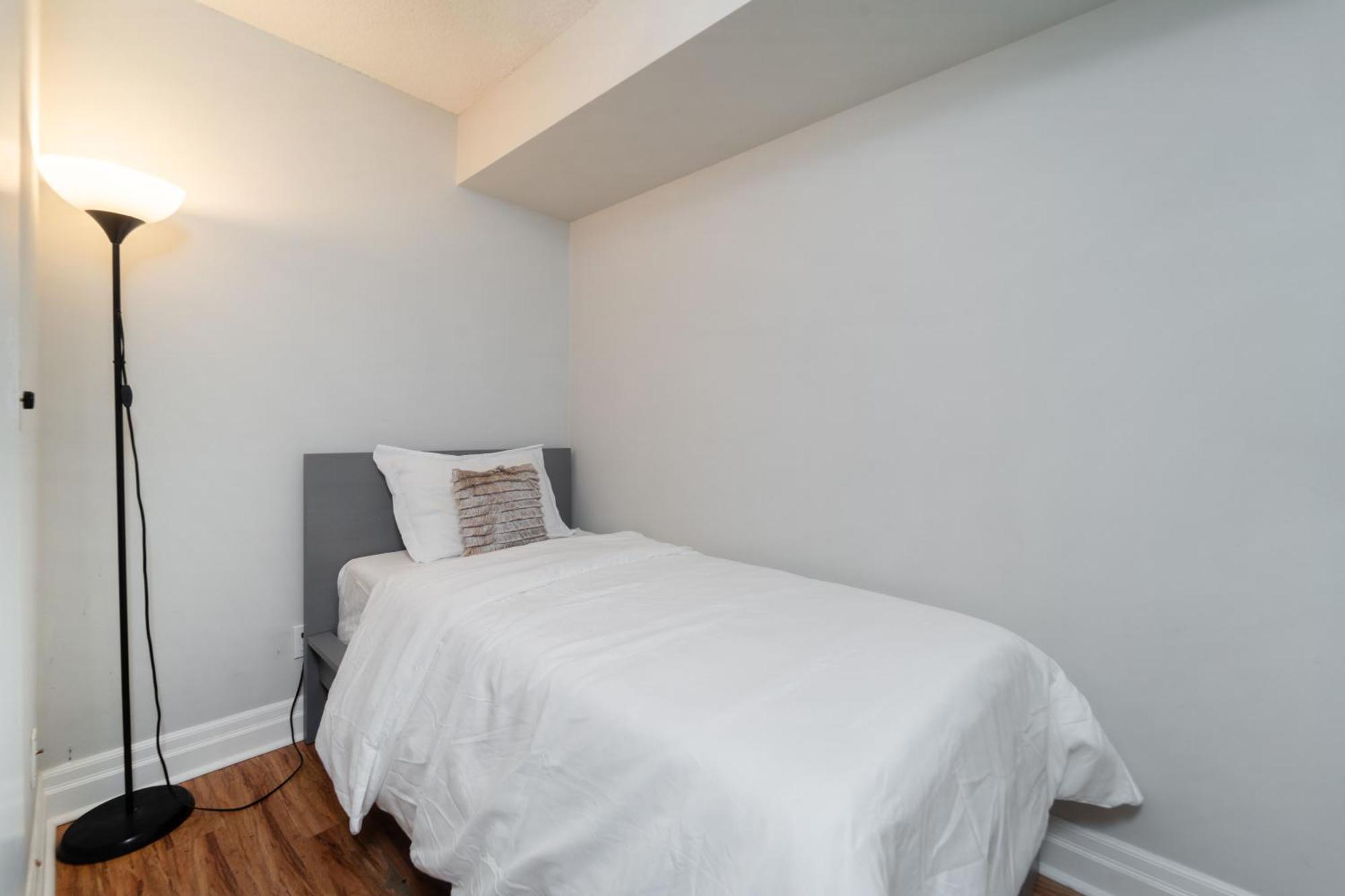 Spacious 2 Bedroom Plus Den, 2 Bath, Sleeps 5 With Balcony And Lakeview Downtown Toronto Condo エクステリア 写真