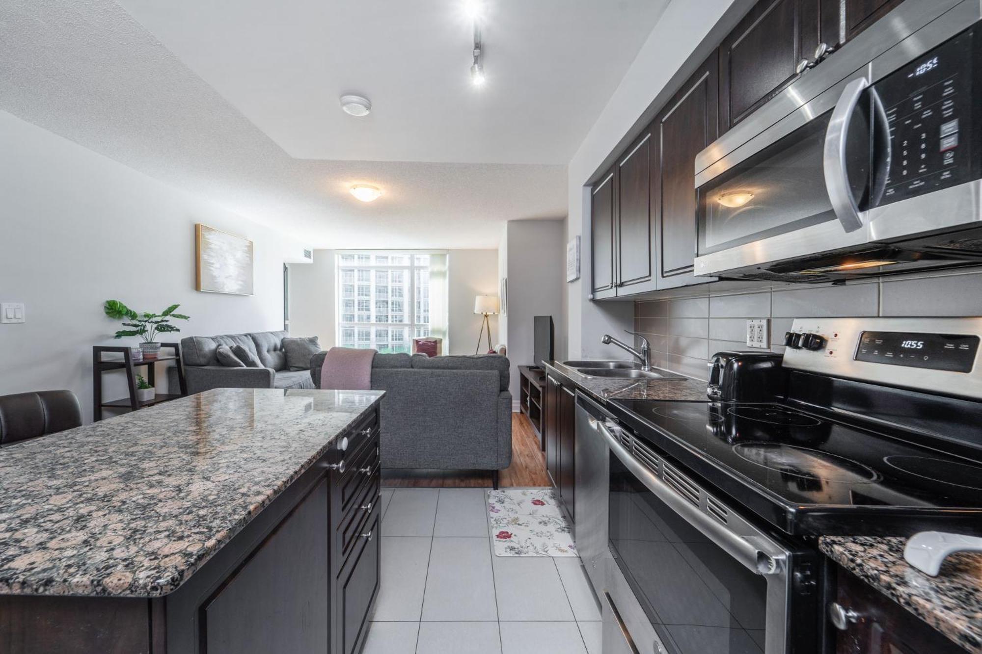 Spacious 2 Bedroom Plus Den, 2 Bath, Sleeps 5 With Balcony And Lakeview Downtown Toronto Condo エクステリア 写真