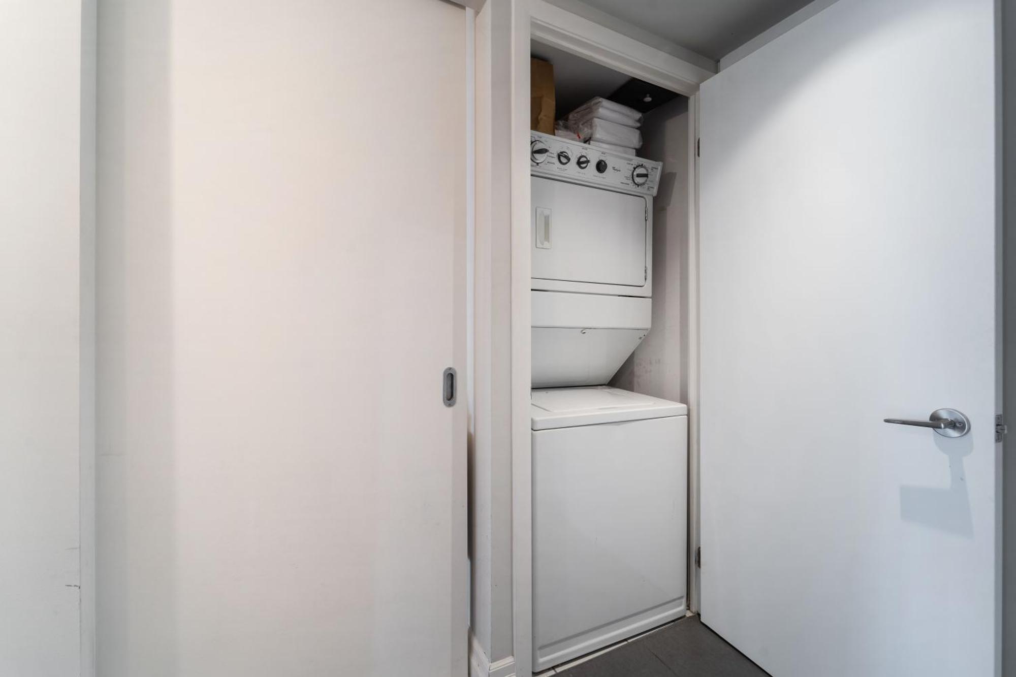Spacious 2 Bedroom Plus Den, 2 Bath, Sleeps 5 With Balcony And Lakeview Downtown Toronto Condo エクステリア 写真
